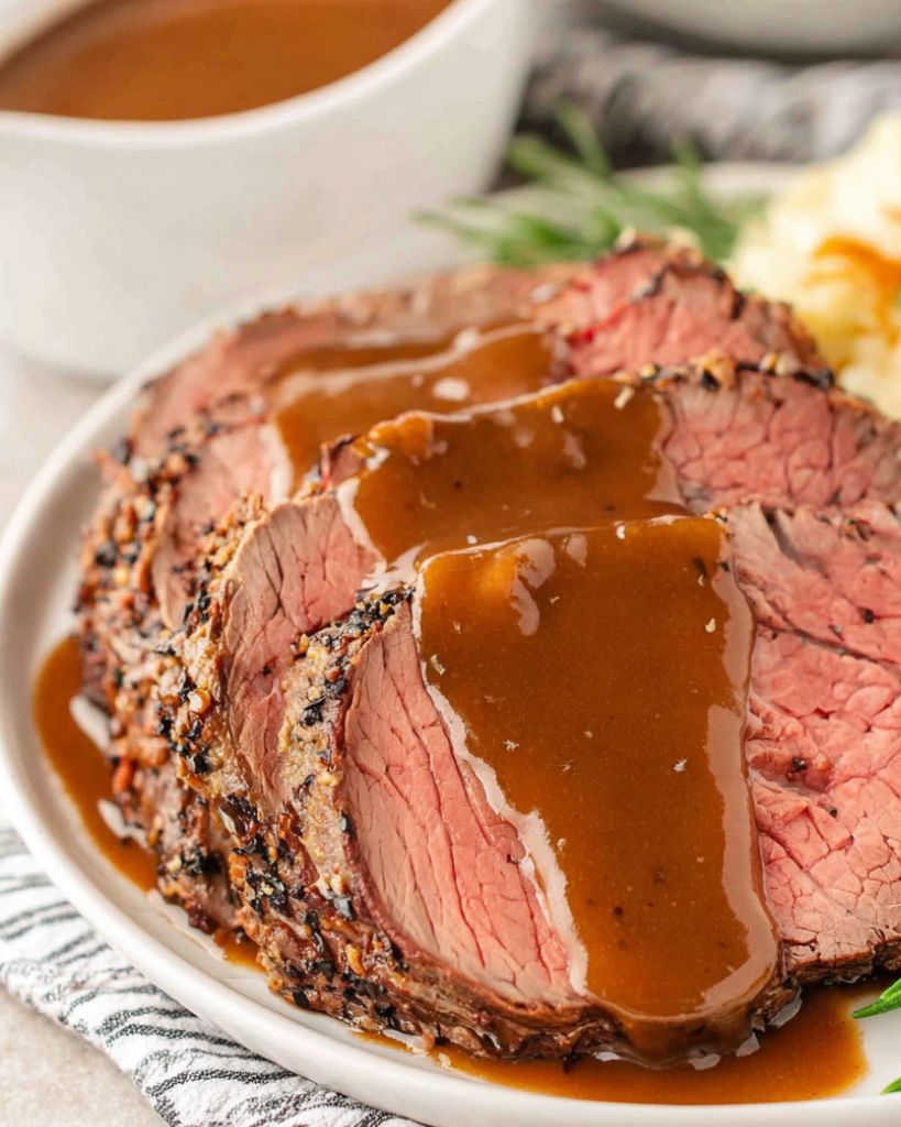 Tender Eye of Round Roast Beef with Rich Gravy 1 Design sans titre 2025 11 09T015225.143